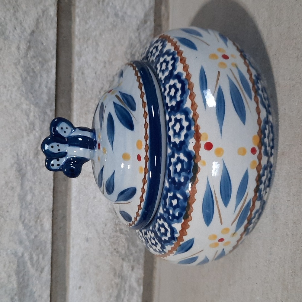 Temptations old world blue beehive topper